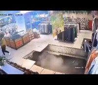 【動画】またもや中国デパート、床崩落！！！女性、奇跡の生還！！！！