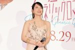 【芸能】吉岡里帆（32）妖艶「ノースリ」ドレス動画のチラ見せ