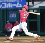 中島がプロ初先頭打者弾で試合を振り出しに戻す!本塁打含む猛打賞の活躍で打率リーグ3位浮上「後悔のないスイングを」「引っ張り方向にいい打球が出た後に逆方向にも出た」